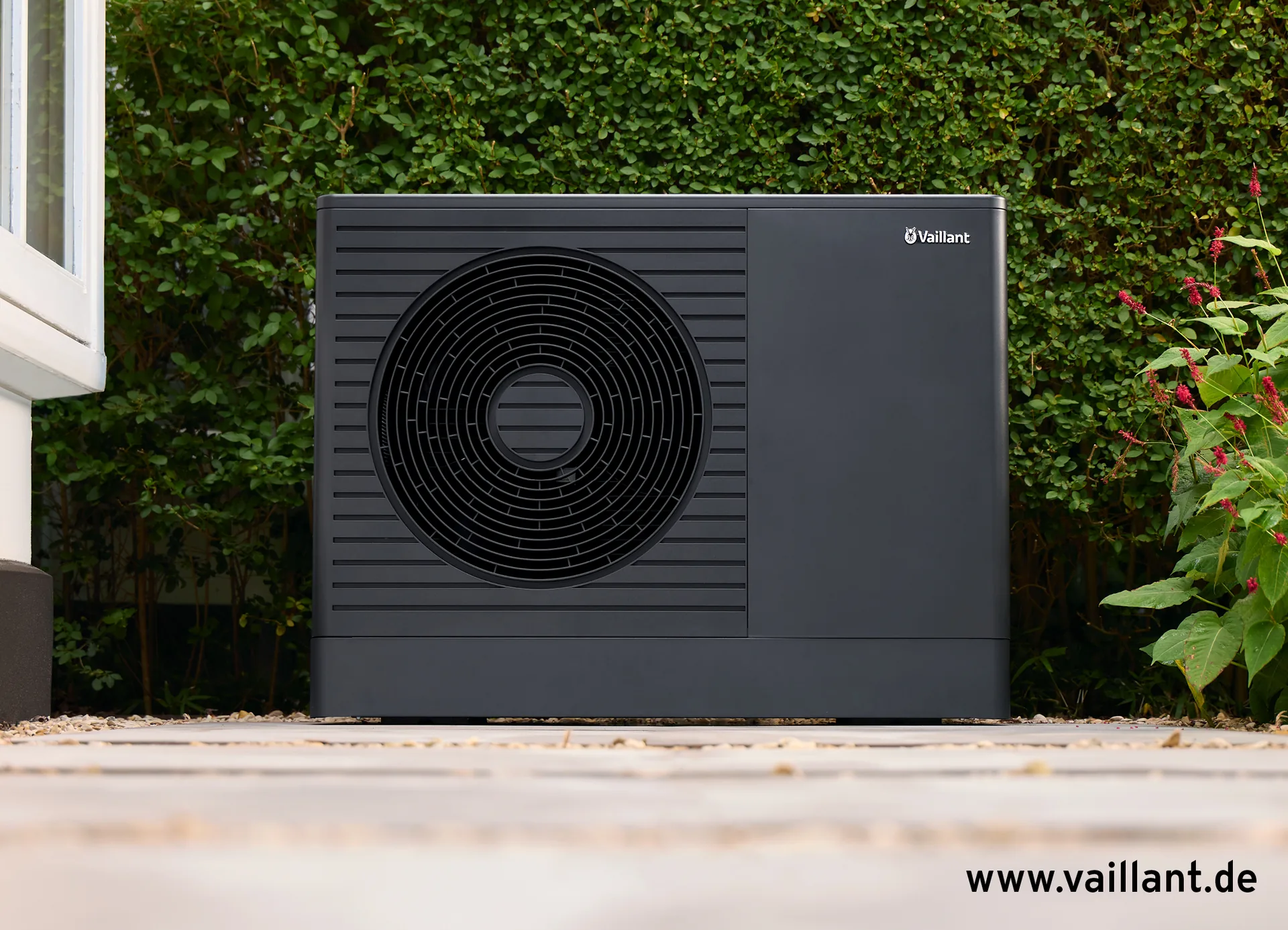 Vaillant aroTHERM Wärmepumpe außen installiert